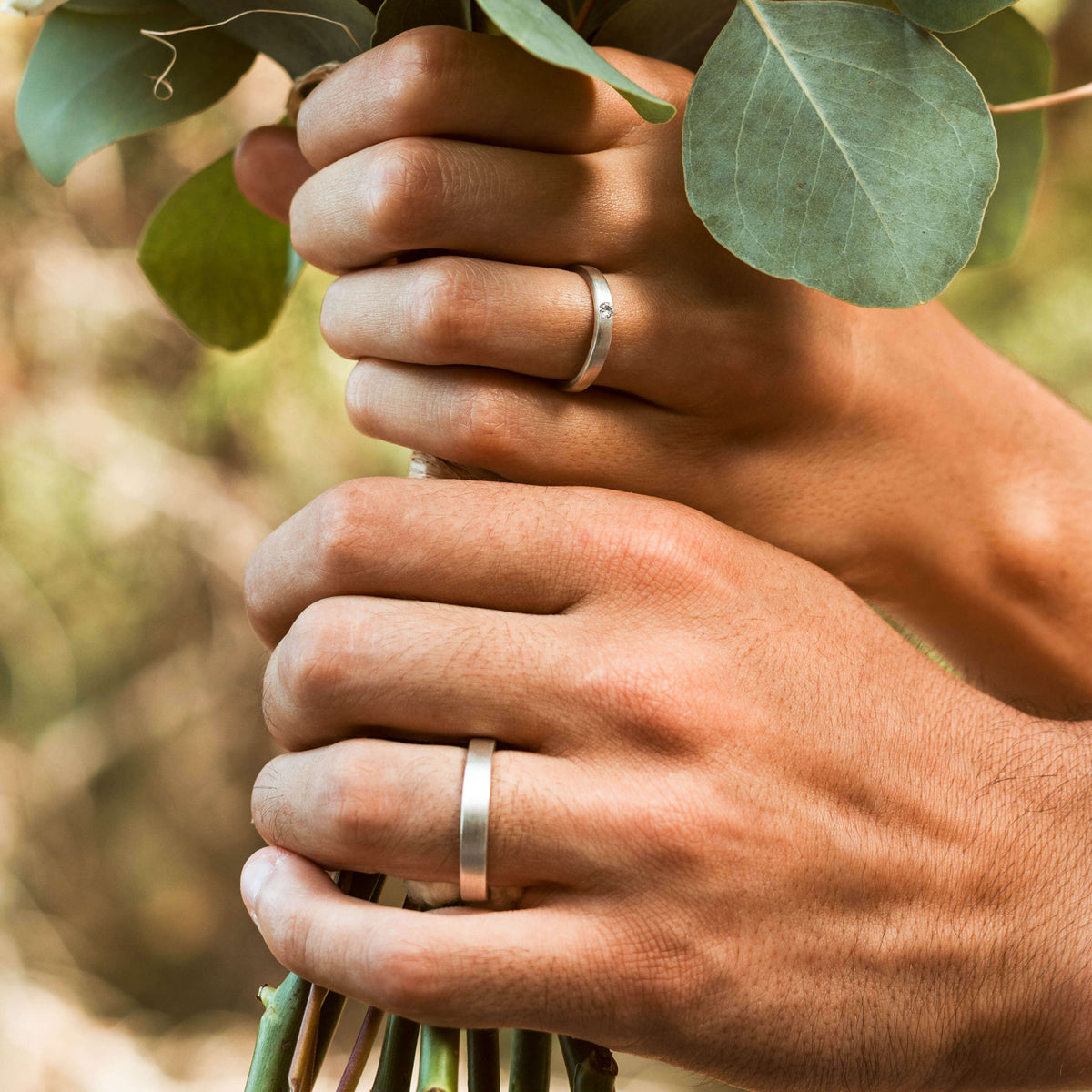 Brautstrauss halten Ehepaar Eheringe