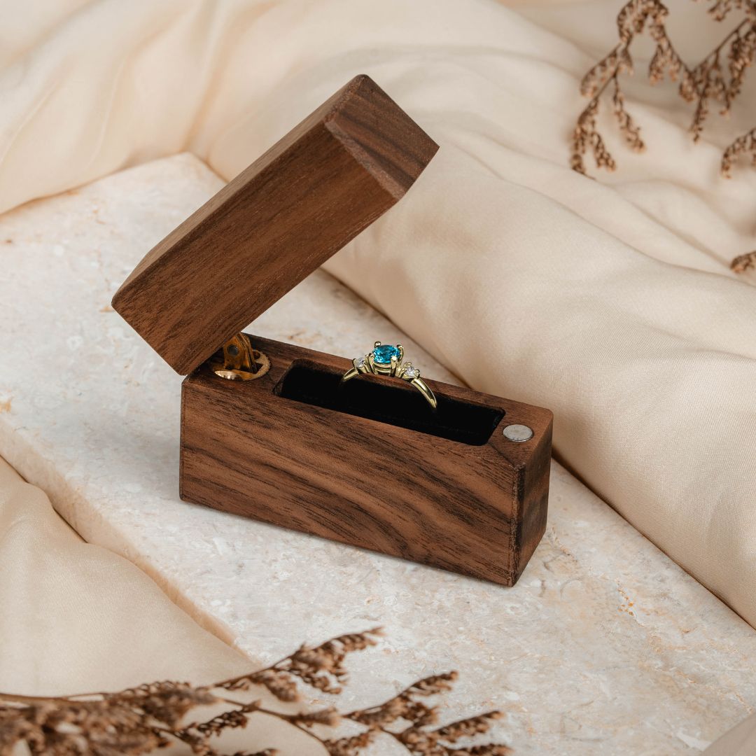 Gelbgold Verlobungsring Saphir Schatulle