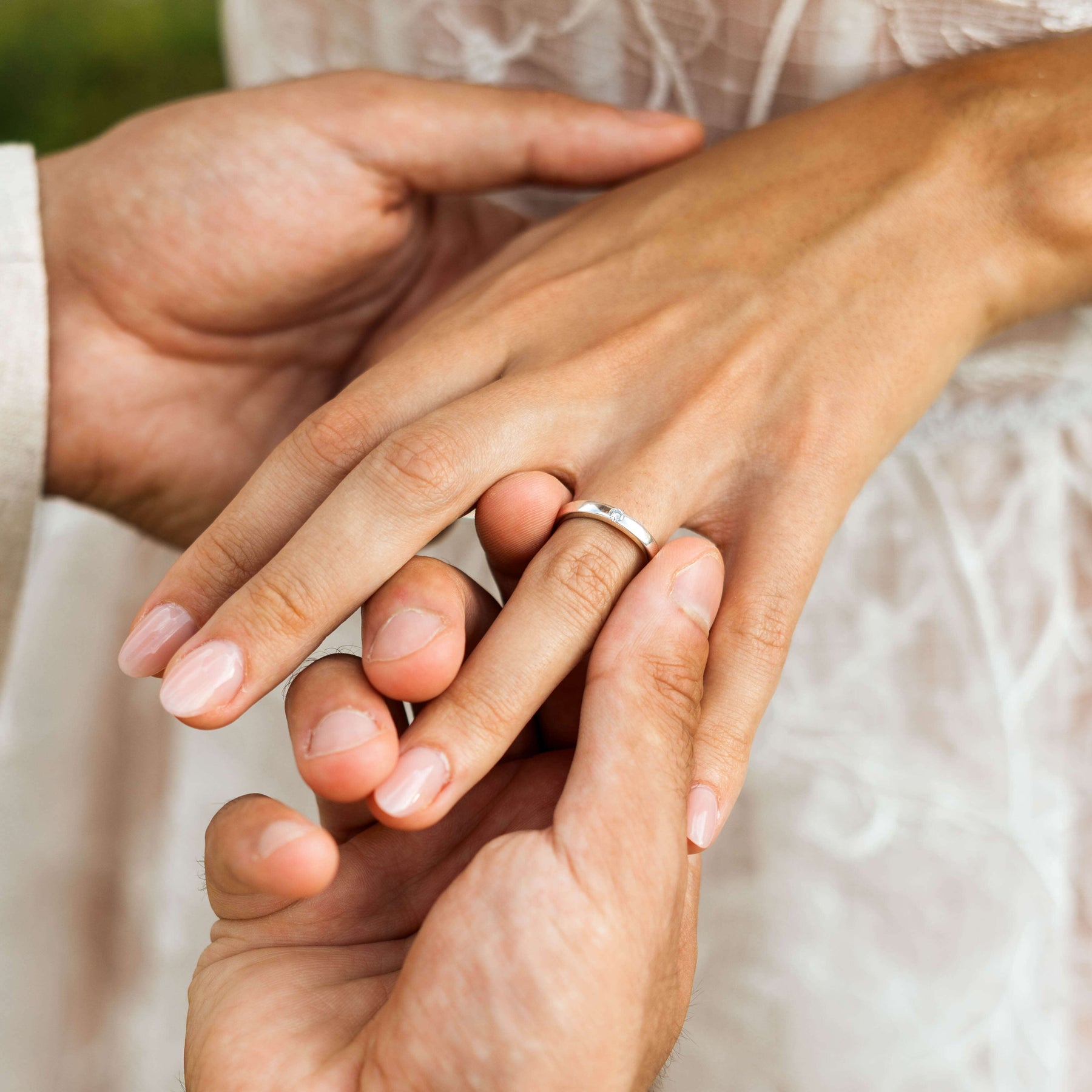 Hochzeit Ehering anlegen Frau