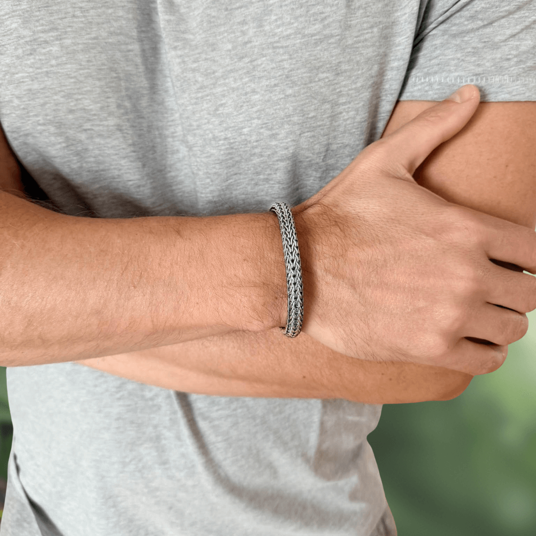 Mann traegt silber Armband