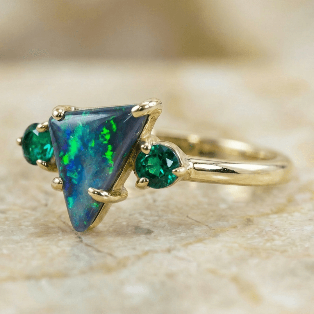 Schwarzer Opal Grüner Smaragde Goldring