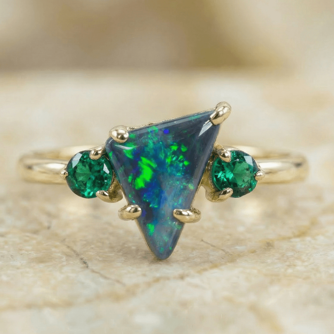 Schwarzer Opal Smaragde Goldring Frau