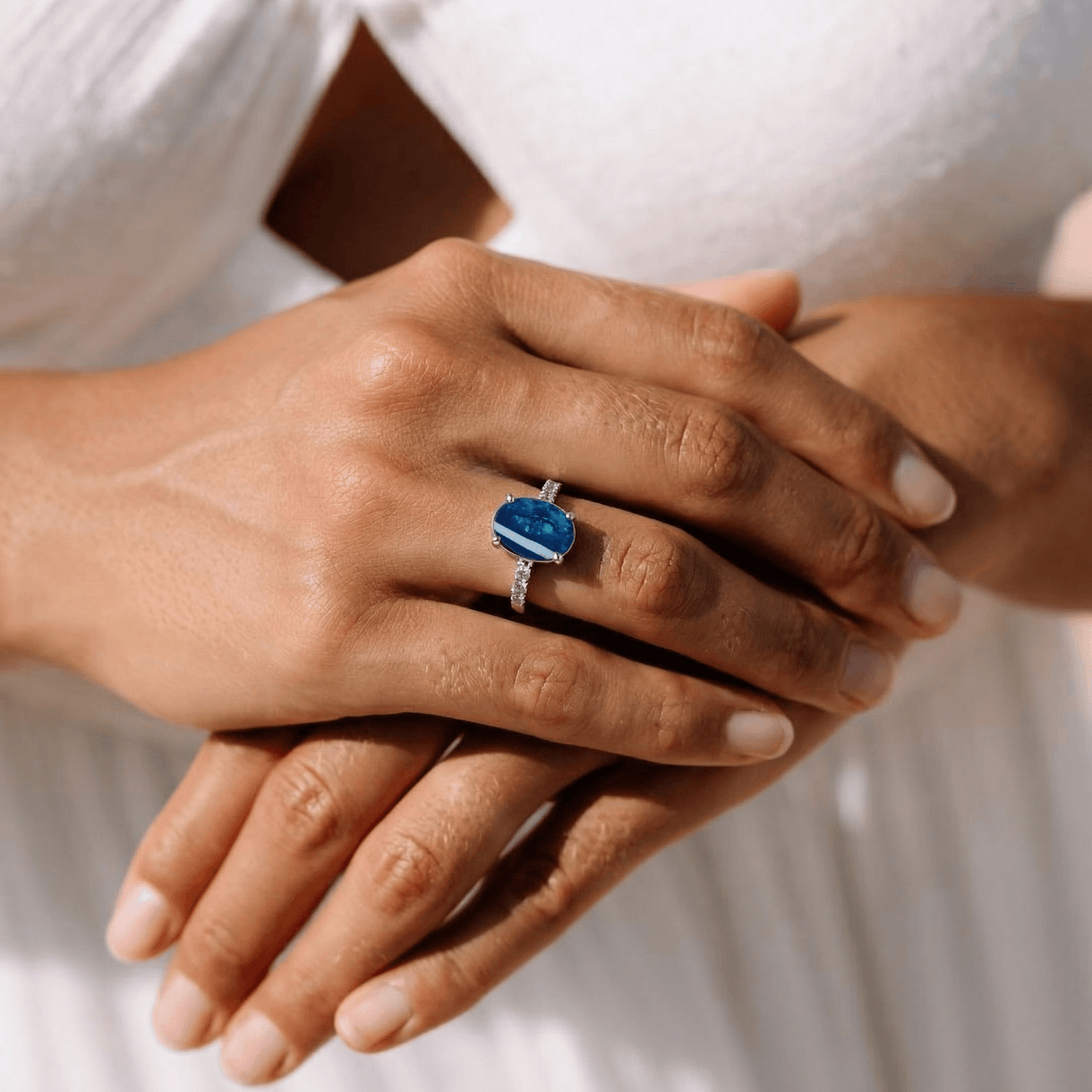 Schwarzer Opal Weißgold Ring Frau Hand