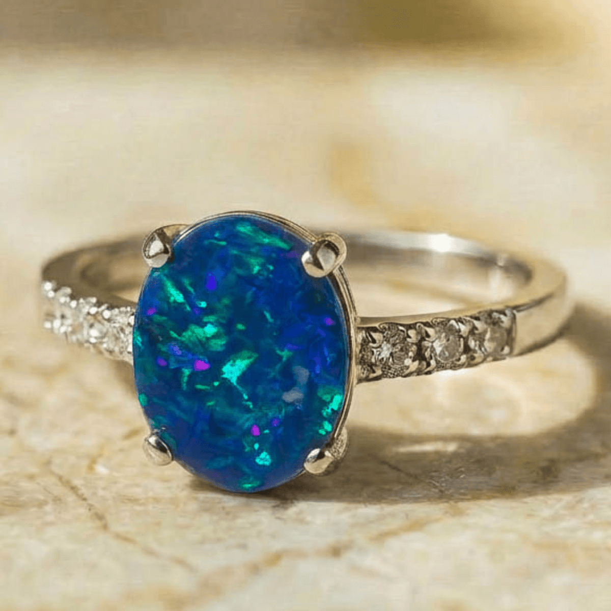 Schwarzer Opal Weißgold Ring