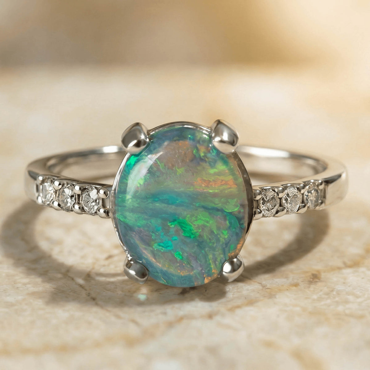 Schwarzer Opal & Diamanten Weißgold Ring