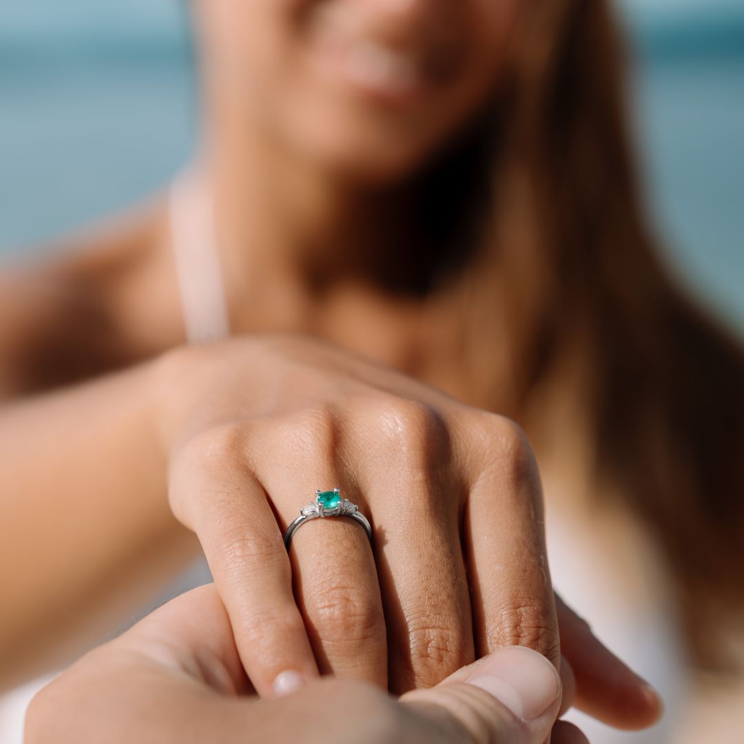 Smaragd Diamanten Verlobungsring Weißgold