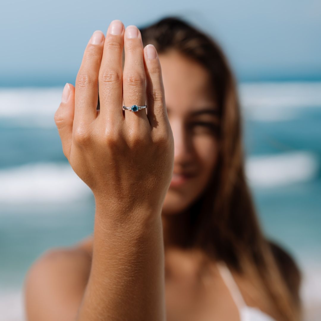 Verlobungsring Blauer Saphir Diamant Weißgold