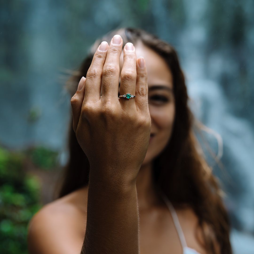 Verlobungsring Smaragd Diamanten Weißgold Bali
