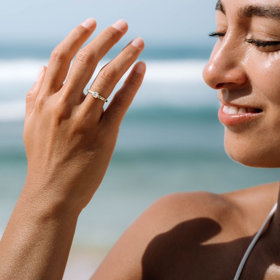Verlobungsring Weißer Diamant am Finger