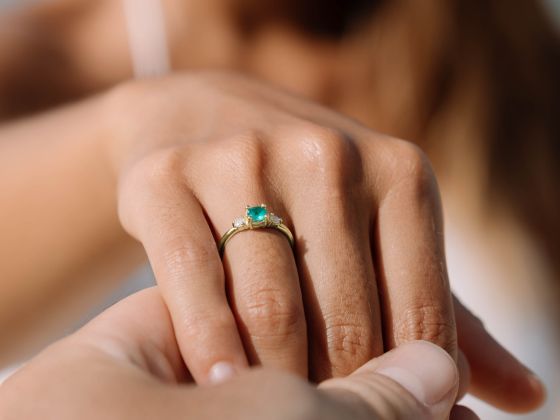 Verlobungsring Smaragd am Finger