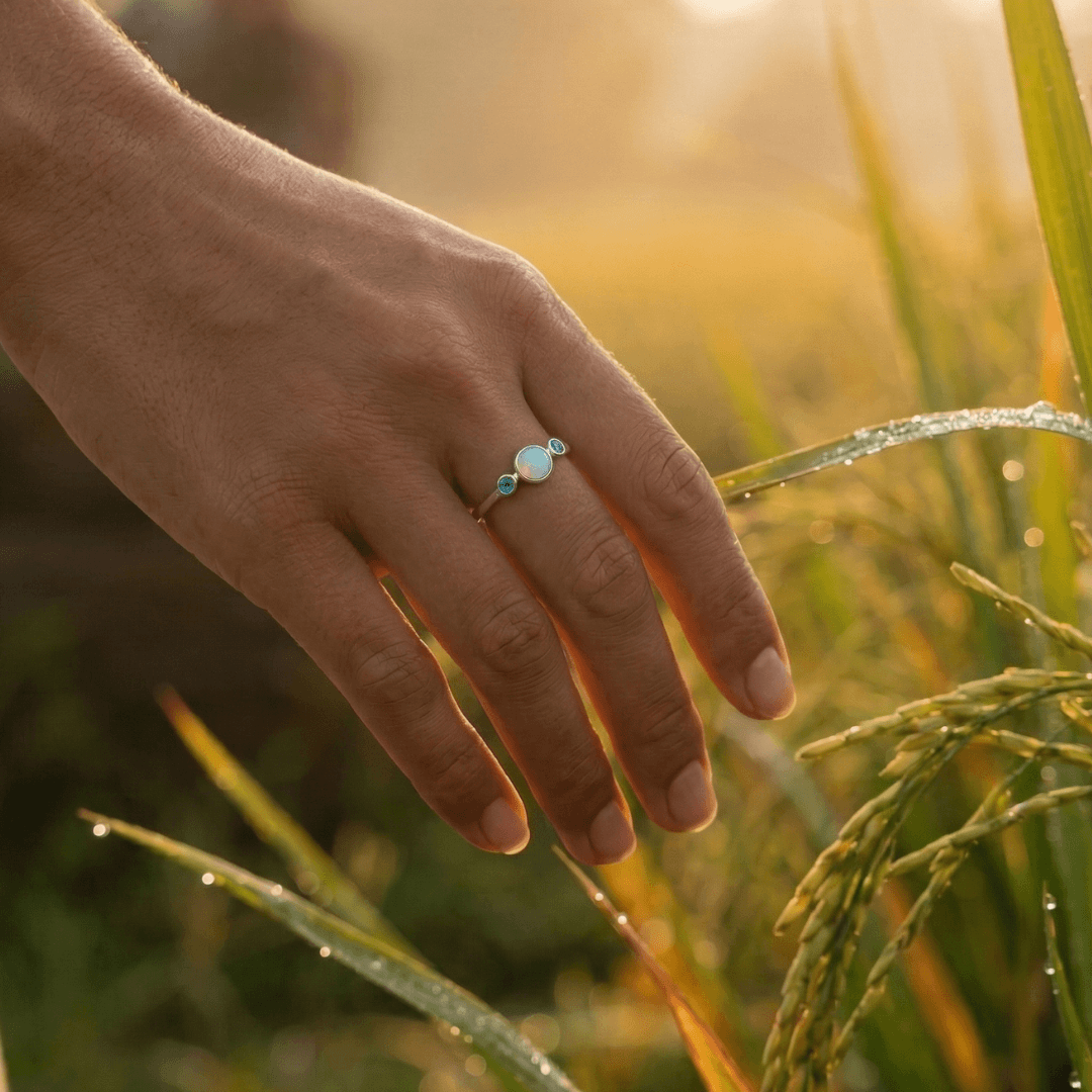 Weißer Opal mit blauen Steinen Ring