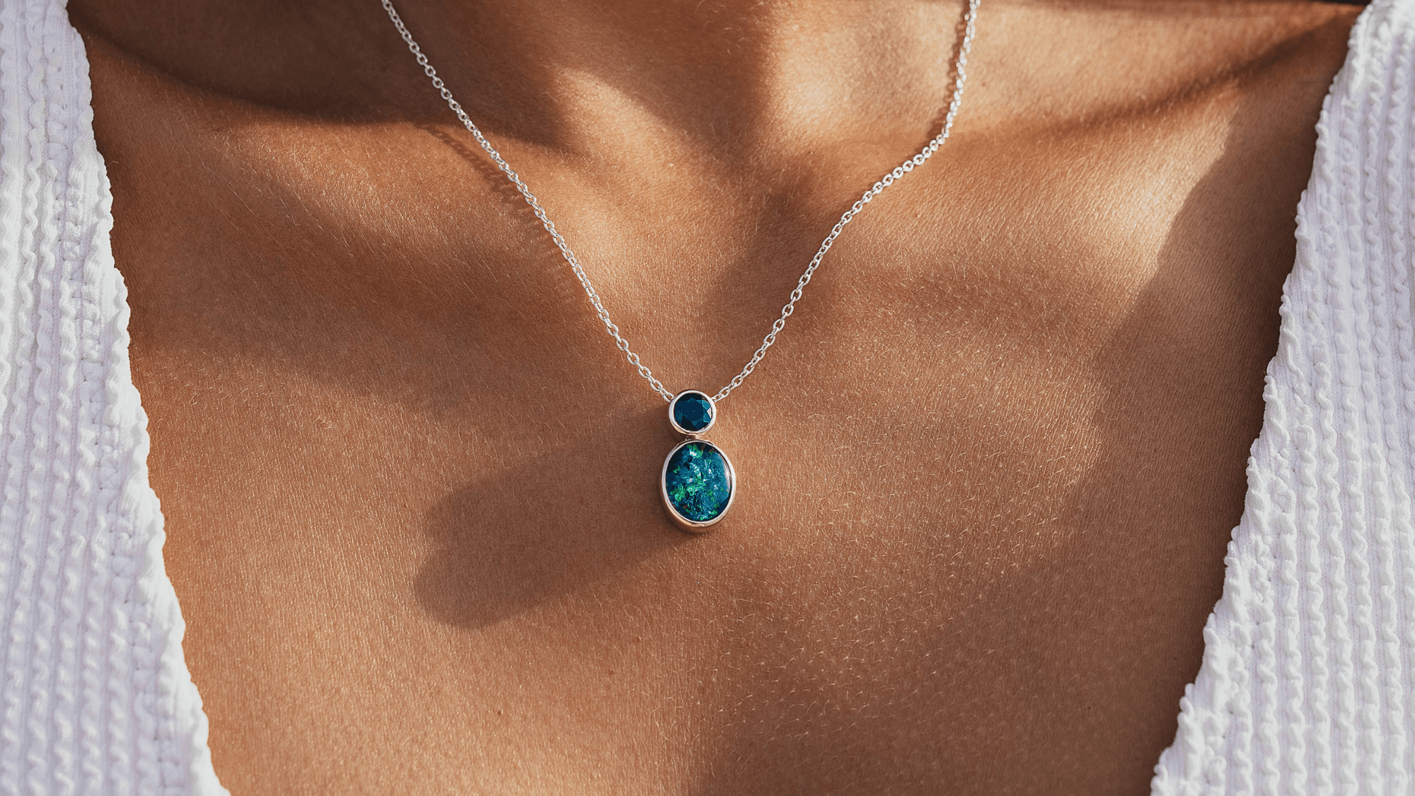 Frau traegt Opal Halskette