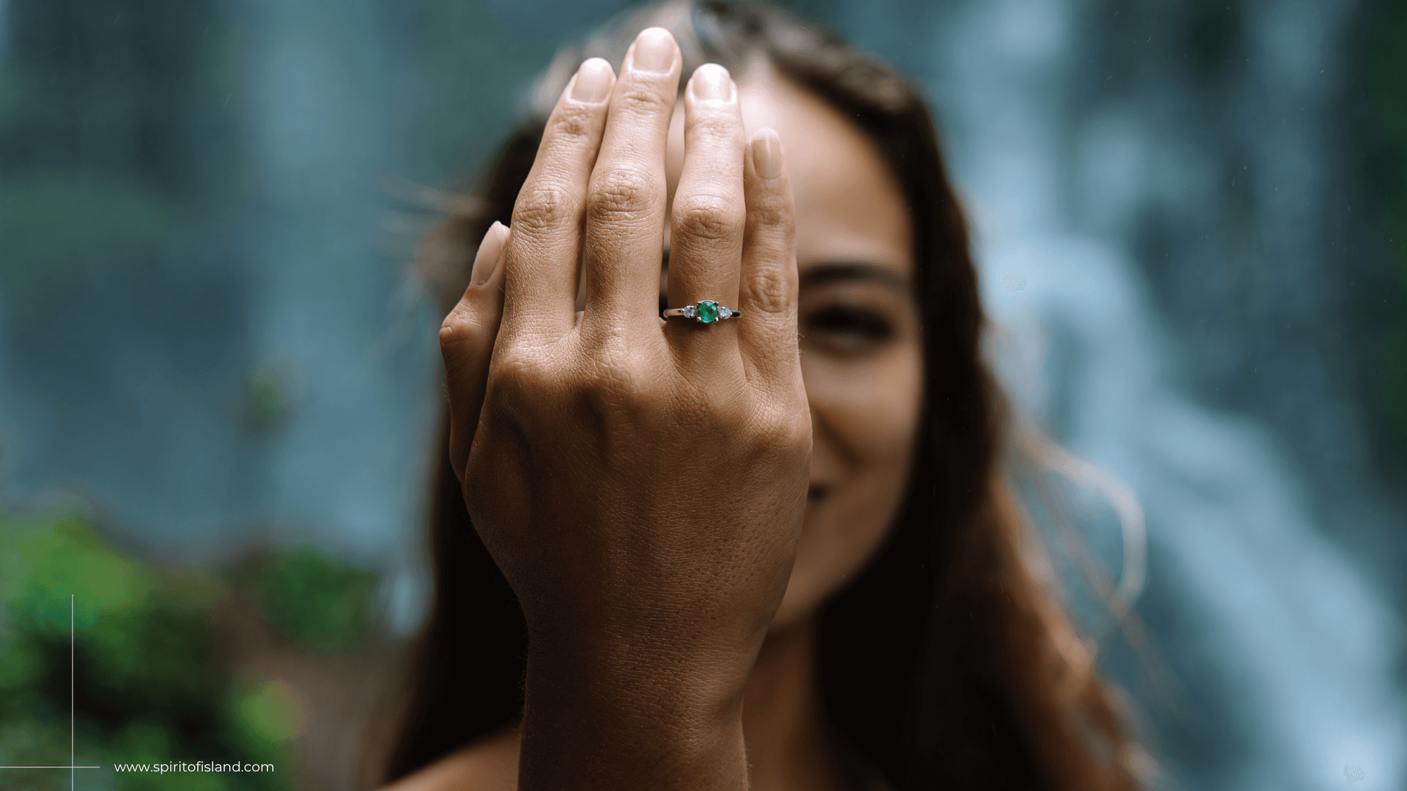 Verlobungsring an rechter Hand