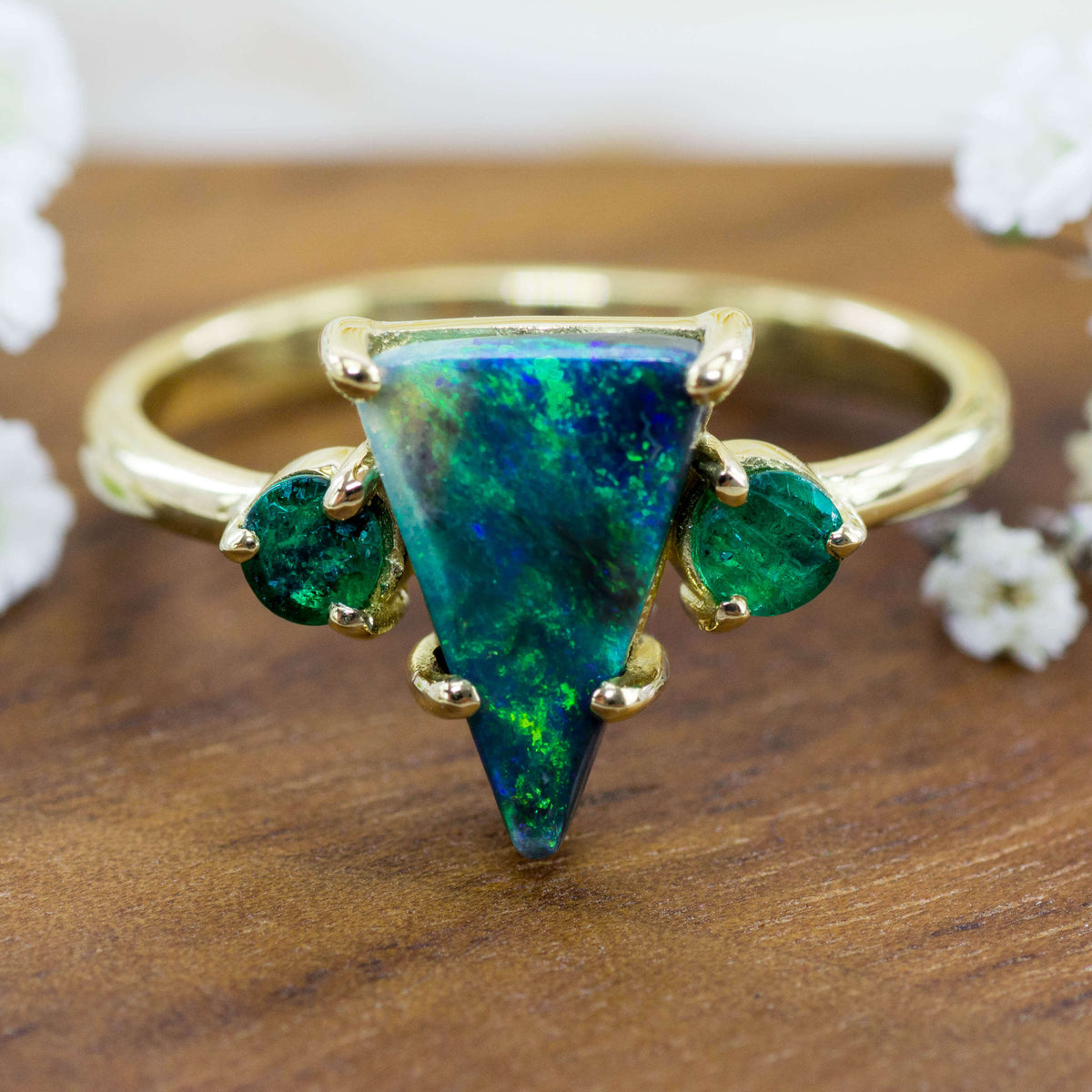 750 Gold Ring Opal Dreieck