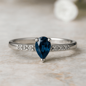 Blauer Saphir Verlobungsring mit Diamanten