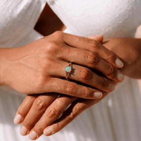 Dunkler Opal Ring Frau Hand