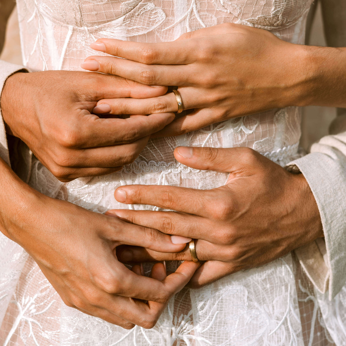 Ehepaar Hochzeit Ringe halten