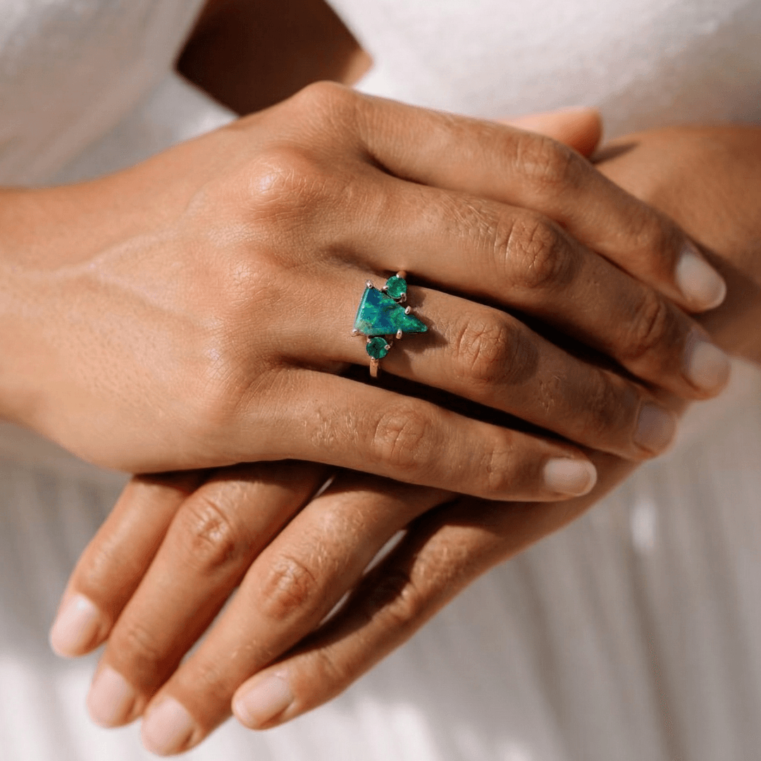 Frau mit Schwarzem Opal Ring