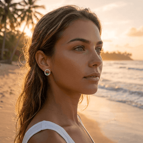 Frau traegt Ohrringe mit Smaragd in Silber