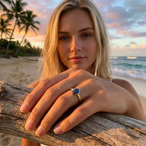 Frau mit Black Opal Ring