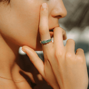 Frau mit Smaragd Ring