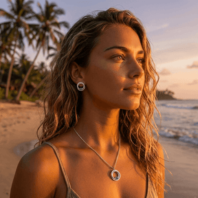 Frau traegt Smaragd Schmuckset