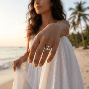 Frau zeigt Silber Ring an Hand