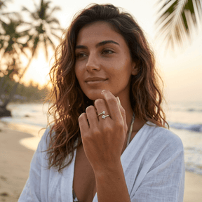 Frau zeigt Silber Ring mit Diamanten