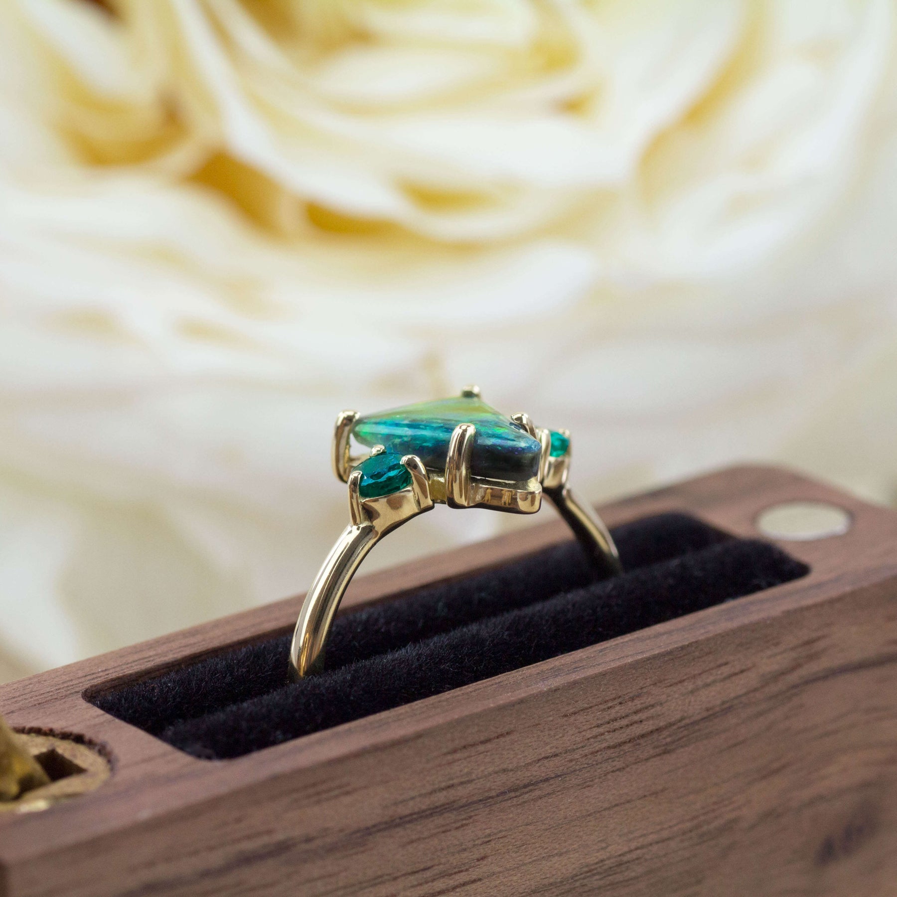Gold Ring Verlobung Schwarzer Opal Smaragd