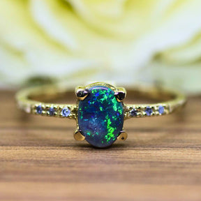 Goldener Ring schwarzer Opal Diamant
