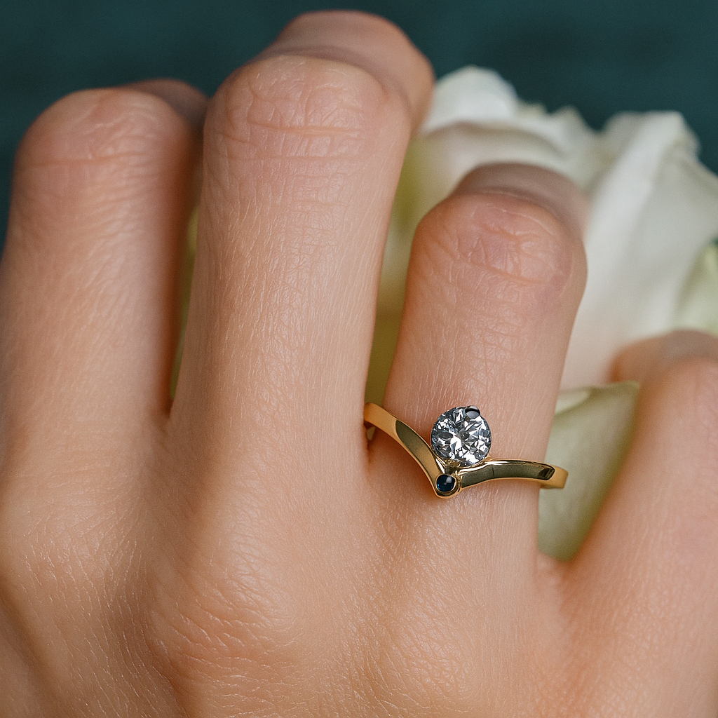 Goldring mit Brillant an Frauenhand