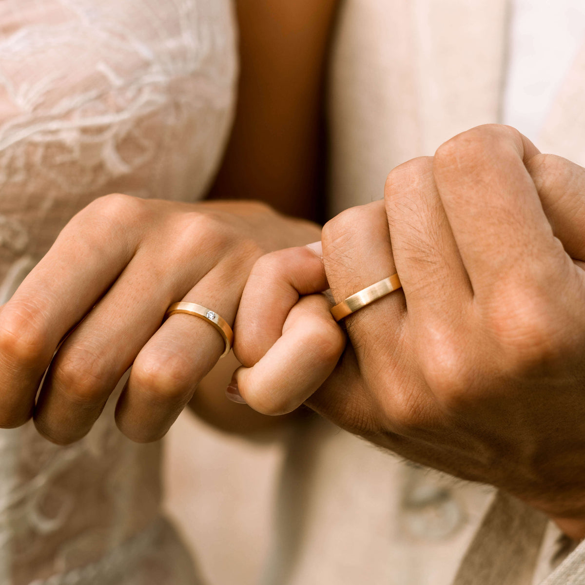 Hochzeit Trauringe Hand halten