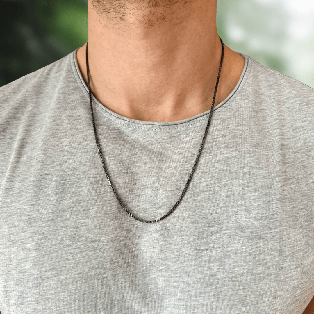 Mann traegt Halskette Schwarzes Rhodium