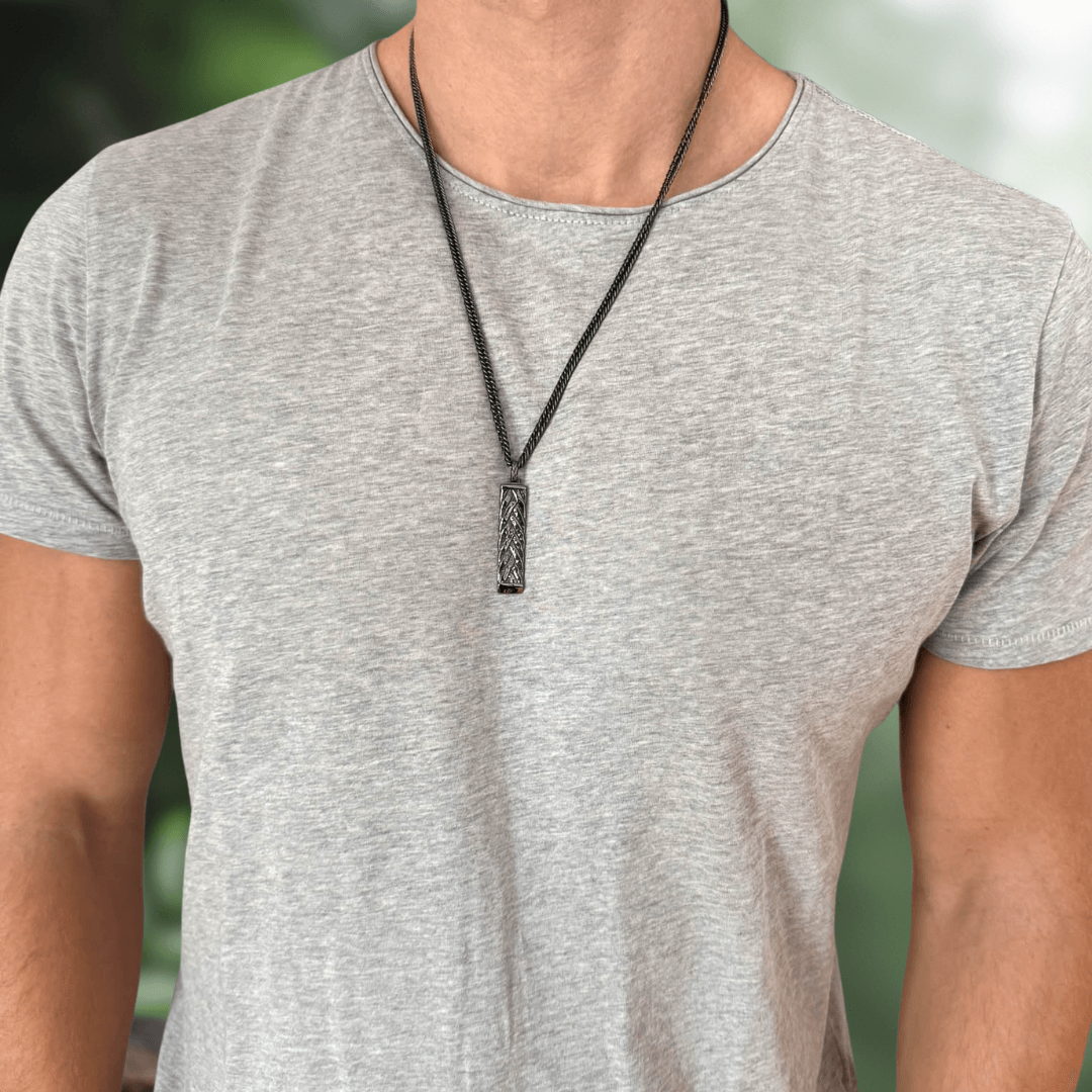 Mann traegt Herren Halskette in Schwarz