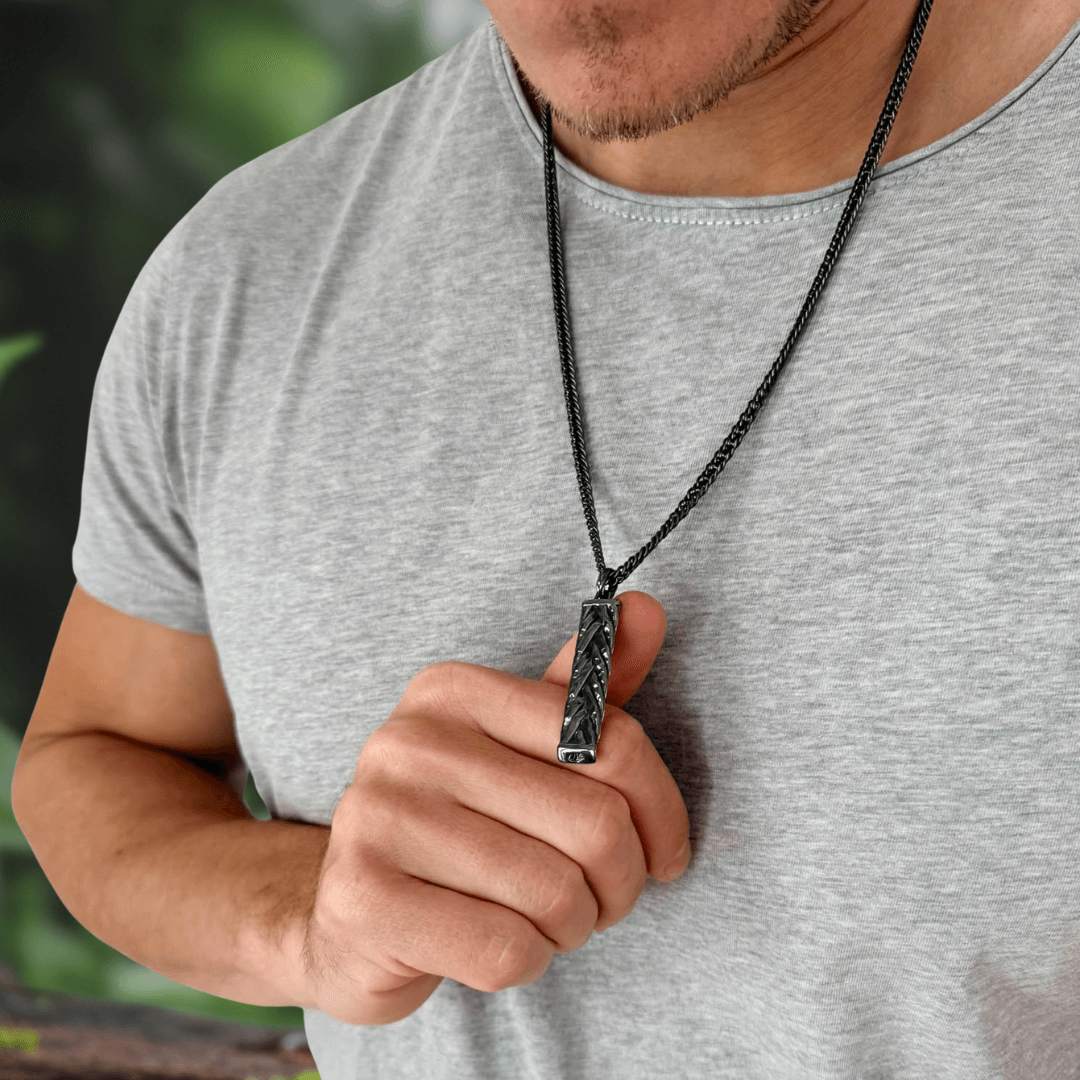 Mann trägt Schwarze Halskette mit Anhänger um den Hals