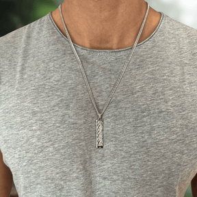 Mann trägt Silber Halskette mit Anhänger um den Hals