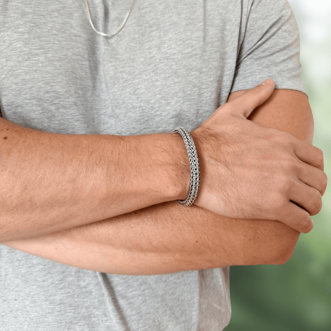 Mann traegt edles Armband aus Sterling Silber