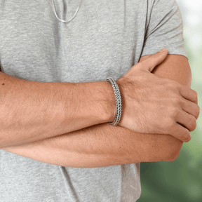 Mann traegt edles Armband aus Sterling Silber