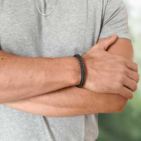 Mann traegt schwarzes Armband