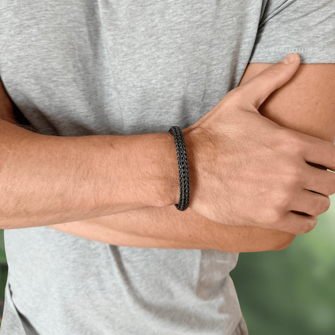 Mann traegt edles Armband aus Sterling Silber