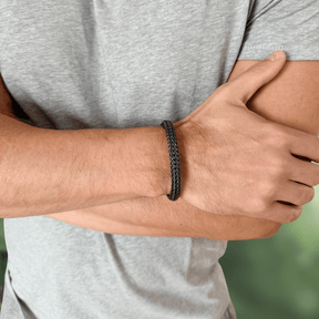 Mann traegt edles Armband aus Sterling Silber