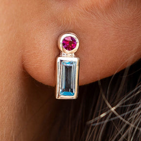 Ohrstecker blauer Topas pinker Granat