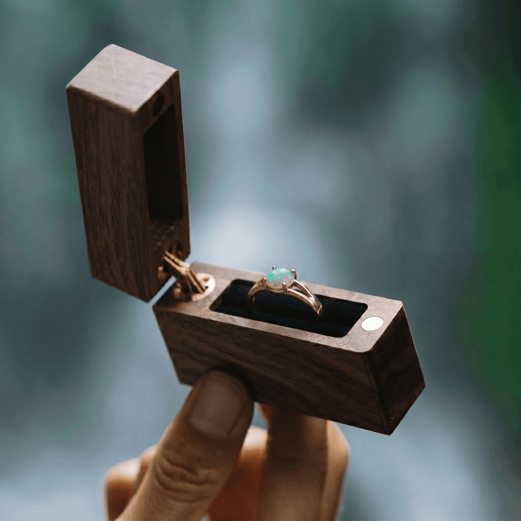 Opal Goldring in Schatulle
