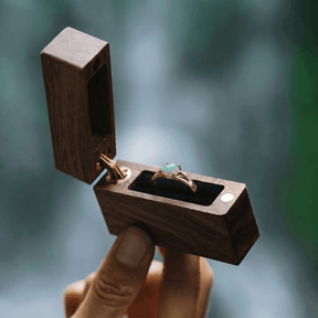 Opal Goldring in Schatulle
