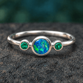 Opal Universe Ring Opal schwarzer Opal mit Smaragden