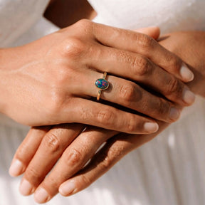 Schwarzer Opal Goldring an Hand
