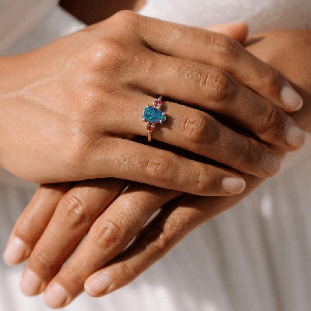 Schwarzer Opal Ring an Frauenhand