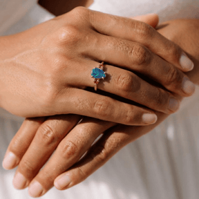 Schwarzer Opal Ring an Frauenhand