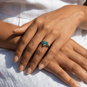 Schwarzer Opal Smaragde 18k Goldring