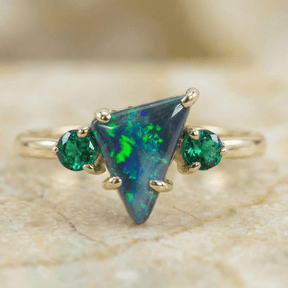 Schwarzer Opal Smaragde Goldring Frau